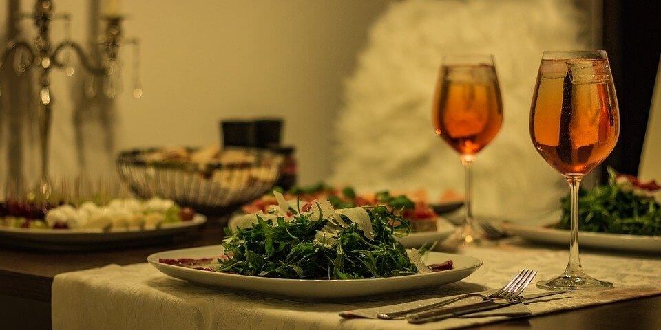 Para deixar sua viagem ainda mais completa, confira as dicas incríveis que separamos de restaurante para você jantar em Campos do Jordão e aproveite!